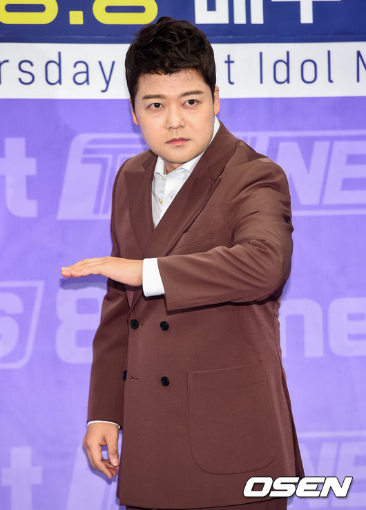 [OSEN=박준형 기자] 25일 오전 서울 상암동 스탠포드호텔에서 Mnet 예능 ‘TMI NEWS’ 제작발표회가 진행됐다.‘TMI NEWS’는 대한민국 아이돌의 최근 소식부터 공개된 적 없는 다양한 정보들이 뉴스 토크쇼 형식으로 펼쳐지는 예능 프로그램이다.TMI NEWS'의 MC로는 전직 아나운서 출신이자 각종 예능 프로그램에서 전천후로 활약 중인 전현무를 주축으로 박준형, 윤보미, 딘딘이 나선다.전현무가 포즈를 취하고 있다./ soul1014@osen.co.kr