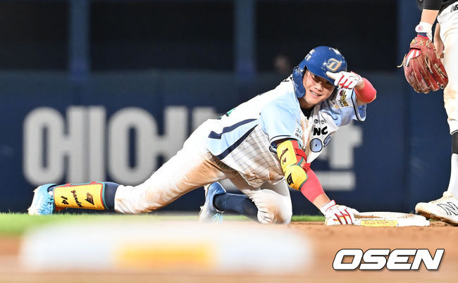 [OSEN=창원, 이석우 기자] 24일 창원NC파크에서 2025 신한 SOL 뱅크 KBO 리그 NC 다이노스와 KT 위즈의 경기가 열렸다. 홈팀 NC는 목지훈이, 방문팀 KT는 배제성이 선발 출전했다. NC 다이노스 최정원이 7회말 1사 우중간 2루타를 치고 세리머니를 하고 있다. 2025.07.24 / foto0307@osen.co.kr