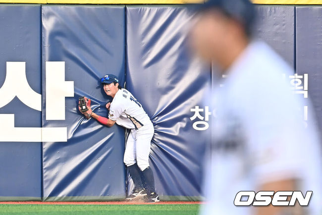[OSEN=울산, 이석우 기자] 17일 울산 문수야구장에서 2025 신한 SOL 뱅크 KBO 리그 NC 다이노스와 키움 히어로즈의 더블헤더 2차전 경기가 열렸다. 홈팀 NC는 최성영이, 방문팀 키움은 김연주가 선발로 나섰다.NC 다이노스 최정원이 1회초 1사 1루 키움 히어로즈 카디네스의 타구를 몸을 날려 잡고 있다. 2025.05.17 / foto0307@osen.co.kr