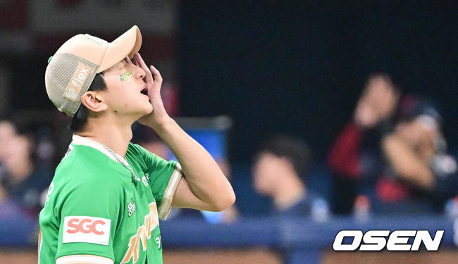 [OSEN=고척, 박준형 기자] 프로야구 롯데 자이언츠가 짜릿한 역전승으로 주말 3연전 1승 1패 균형을 맞췄다. 키움 히어로즈 김윤하는 16연패 탈출까지 아웃카운트 하나만 남겨뒀지만 팀이 충격적인 역전패를 당하고 말았다.롯데는 2일 서울 고척스카이돔에서 열린 ‘2025 신한은행 SOL Bank KBO리그’ 키움과의 경기에서 3-2 역전승을 거뒀다. 이날 승리로 주말 3연전 1승 1패 균형을 맞추는데 성공했다.9회초 롯데 전준우에게 동점타를 허용한 키움 주승우 투수가 아쉬워하고 있다. 2025.08.02 / soul1014@osen.co.kr