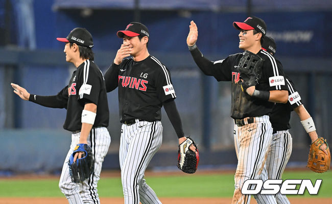 [OSEN=대구, 이석우 기자] 2일 대구삼성라이온즈파크에서 2025 신한 SOL 뱅크 KBO 리그 삼성 라이온즈와 LG 트윈스의 경기가 열렸다. 홈팀 삼성은 원태인이, 방문팀 LG는 에르난데스가 선발 출전했다. LG 트윈스 오지환과 선수들이 삼성 라이온즈에 3-2로 승리한 후 기쁨을 나누고 있다. 2025.08.02 / foto0307@osen.co.kr