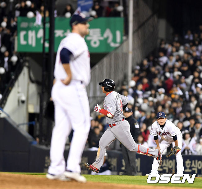 [OSEN=잠실, 이대선 기자] 12일 오후 서울 잠실야구장에서 '2018 신한은행 MY CAR KBO 포스트시즌' 한국시리즈 6차전 두산 베어스와 SK 와이번스의 경기가 열렸다.9회초 2사에서 SK 최정이 좌월 솔로 홈런을 치고 그라운드를 달리고 있다./sunday@osen.co.kr