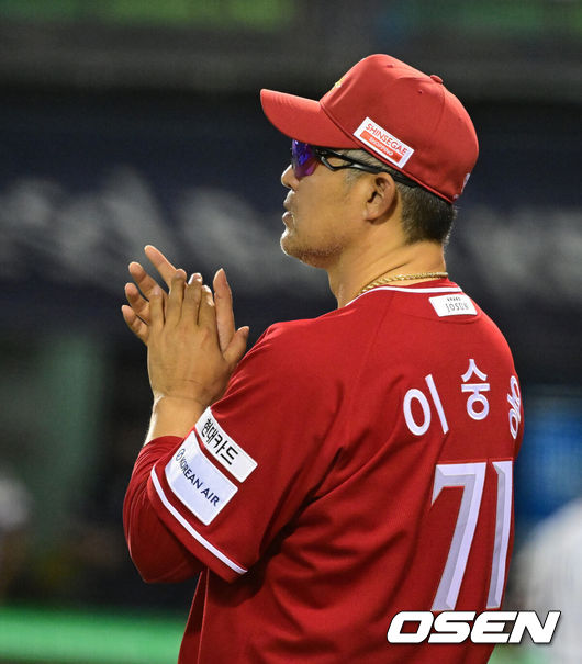 [OSEN=잠실, 지형준 기자] SSG 랜더스가 1일 서울 잠실구장에서 열린 2025 신한 SOL뱅크 KBO리그 두산 베어스와의 시즌 10차전에서 7-2로 승리했다.4위 SSG는 3연전 기선제압과 함께 시즌 첫 5연승을 달리며 49승 4무 46패를 기록했다. 반면 2연패에 빠진 9위 두산은 41승 5무 54패가 됐다.경기를 마치고 SSG 이숭용 감독이 선수들에게 박수를 치고 있다. 2025.08.01 / jpnews@osen.co.kr