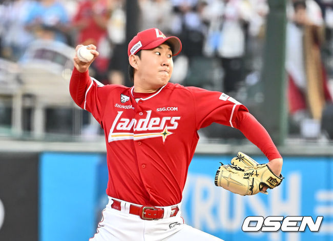 [OSEN=부산, 이석우 기자] 7일 부산 사직야구장에서 2025 신한 SOL 뱅크 KBO 리그 롯데 자이언츠와 SSG 랜더스의 경기가 열렸다. 홈팀 롯데는 데이비슨, 방문팀 SSG는 송영진이 선발 출전했다.SSG 랜더스 선발 투수 송영진이 역투하고 있다. 2025.05.07 / foto0307@osen.co.kr