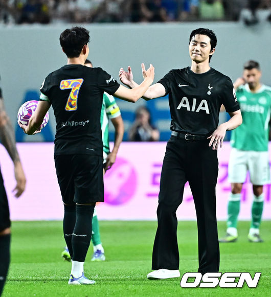 [OSEN=지형준 기자] 3일 오후 서울월드컵경기장에서 쿠팡플레이 시리즈 20252경기, 토트넘 홋스퍼 FC와 뉴캐슬 유나이티드 FC의 프리시즌 친선경기가 열렸다.토트넘 손흥민의 고별전이자 양민혁과 뉴캐슬 박승수의 맞대결로 주목받는 이번 경기는 단순한 프리시즌 친선경기가 아닌, 전설의 마지막, 신예의 등장 교차점이라는 특별한 의미가 더해진다.배우 박서준이 시축을 마치고 토트넘 손흥민과 인사를 나누고 있다. 2025.08.03 / jpnews@osen.co.kr