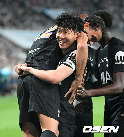 [OSEN=서울월드컵경기장, 이대선 기자] 3일 오후 서울월드컵경기장에서 쿠팡플레이 시리즈 20252경기, 토트넘 홋스퍼 FC와 뉴캐슬 유나이티드 FC의 프리시즌 친선경기가 열렸다.토트넘 손흥민의 고별전이자 양민혁과 뉴캐슬 박승수의 맞대결로 주목받는 이번 경기는 단순한 프리시즌 친선경기가 아닌, 전설의 마지막, 신예의 등장 교차점이라는 특별한 의미가 더해진다.전반 토트넘 홋스퍼 손흥민이 선제골을 기록한 브레넌 존슨과 환호하고 있다. 2025.08.03 /sunday@osen.co.kr