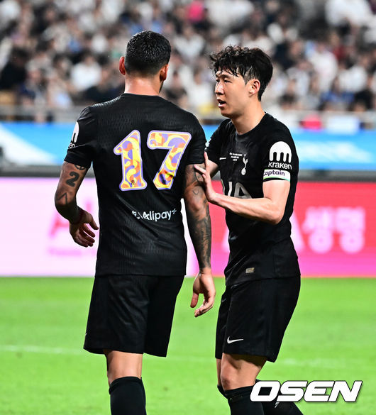[OSEN=지형준 기자] 3일 오후 서울월드컵경기장에서 쿠팡플레이 시리즈 20252경기, 토트넘 홋스퍼 FC와 뉴캐슬 유나이티드 FC의 프리시즌 친선경기가 열렸다.토트넘 손흥민의 고별전이자 양민혁과 뉴캐슬 박승수의 맞대결로 주목받는 이번 경기는 단순한 프리시즌 친선경기가 아닌, 전설의 마지막, 신예의 등장 교차점이라는 특별한 의미가 더해진다.전반 토트넘 손흥민이 뉴캐슬 선수들과 신경전을 벌이는 로메로를 진정시키고 있다. 2025.08.03 / jpnews@osen.co.kr