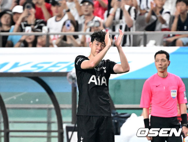 [OSEN=서울월드컵경기장, 이대선 기자] 3일 오후 서울월드컵경기장에서 쿠팡플레이 시리즈 20252경기, 토트넘 홋스퍼 FC와 뉴캐슬 유나이티드 FC의 프리시즌 친선경기가 열렸다.토트넘 손흥민의 고별전이자 양민혁과 뉴캐슬 박승수의 맞대결로 주목받는 이번 경기는 단순한 프리시즌 친선경기가 아닌, 전설의 마지막, 신예의 등장 교차점이라는 특별한 의미가 더해진다.후반 교체된 토트넘 홋스퍼 손흥민이 눈물을 흘리고 있다. 2025.08.03 /sunday@osen.co.kr