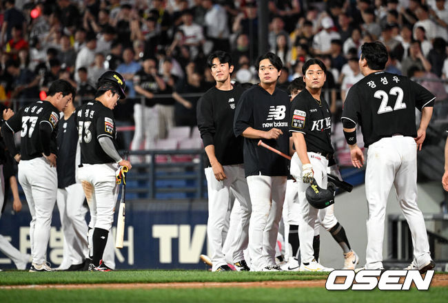 KT 선수들이 경기 후 팬들에게 인사를 하고 있다. /OSEN DB