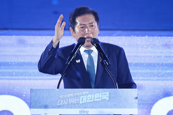 정청래 더불어민주당 신임 당대표가 2일 경기 고양시 킨텍스에서 열린 제2차 임시전국당원대회에서 당대표 수락 연설을 하고 있다. 임현동 기자