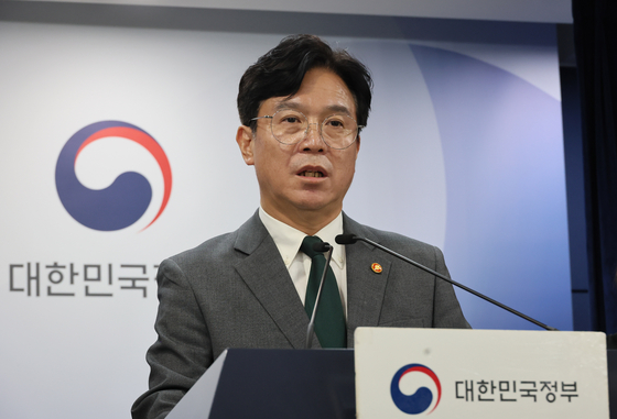 김영훈 고용노동부 장관이 지난달 29일 서울 종로구 정부서울청사에서 노동조합 및 노동관계조정법 개정안(노란봉투법) 관련 브리핑을 하고 있다. 연합뉴스
