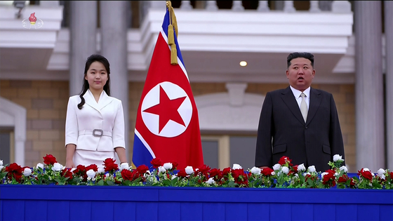 김정은 북한 국무위원장이 참석한 가운데 지난 24일 원산갈마해안관광지구 준공식이 진행됐다고 조선중앙TV가 26일 보도했다. 준공식에는 김 위원장의 아내 이설주 여사와 딸 주애도 참석했다. 조선중앙TV화면