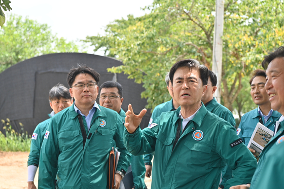 지난달 30일 김태흠 충남지사가 폭우 피해를 입은 예산을 찾아 복구 현황을 점검하고 있다. [사진 충남도]