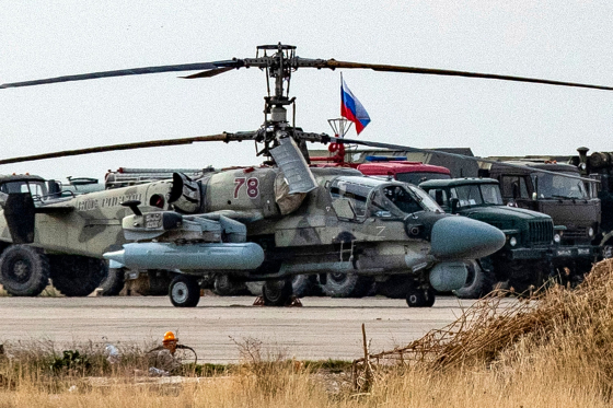 러시아의 공격헬기 Ka-52 앨리게이터. 우크라이나 전쟁 초기 손실이 많아 '앉아 있는 오리'라 불렸다. 그러나 러시아가 사거리가 길어진 공대지 미사일을 달면서 우크라아나에게 '악몽'으로 다가갔다. AFP=연합