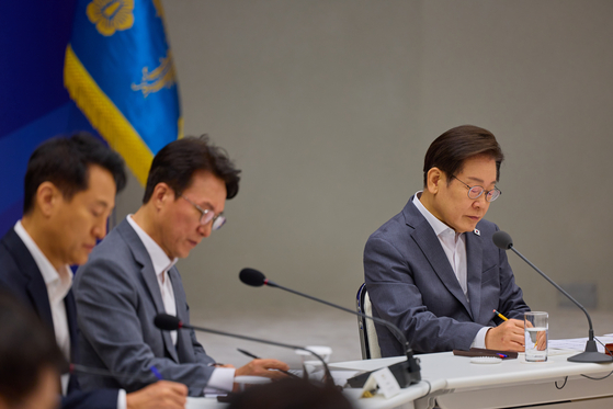 이재명 대통령이 1일 서울 용산 대통령실에서 열린 전국 시·도지사 간담회에서 자료를 살펴보고 있다. 대통령실 제공