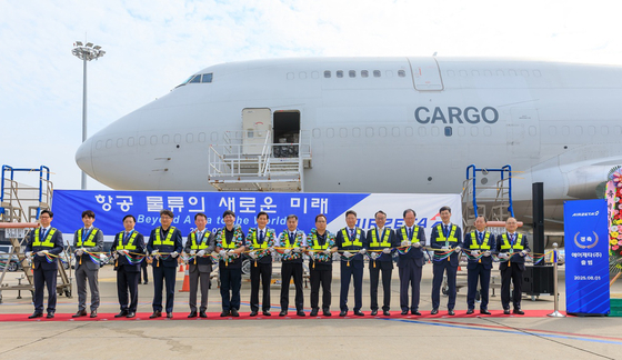 1일 인천국제공항 화물기 주기장에서 열린 에어제타의 미주행 첫 화물기 편 출항을 기념하는 출항식에서 김관식 에어제타 대표(오른쪽 여섯 번째), 이병국 소시어스 대표(왼쪽 다섯 번째) 등 참석자들이 테이프 커팅을 하고 있다.   에어제타는 에어인천과 아시아나항공 화물사업부 통합법인이다. 사진 인천국제공항공사
