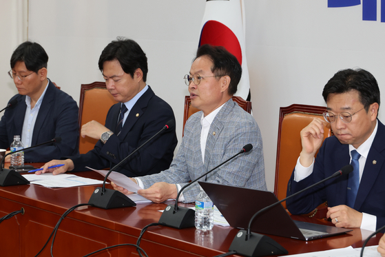 더불어민주당 허영 원내정책수석이 3일 서울 여의도 국회에서 열린 노조법 2·3조 개정 관련 기자간담회에서 발언하고 있다.   왼쪽부터 정흥준 서울과학기술대 교수, 김현정 원내대변인, 허영 원내정책수석, 이용우 원내부대표. 연합뉴스