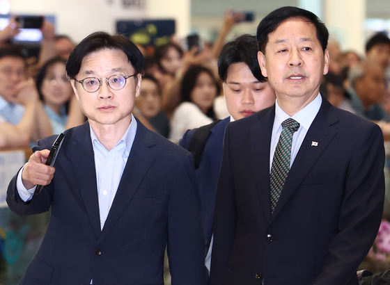 (인천공항=뉴스1) 김민지 기자 = 한미 관세협상을 마친 구윤철 경제부총리 겸 기획재정부 장관과 김정관 산업통상자원부 장관이 1일 오후 인천공항 2터미널을 통해 귀국하고 있다. 뉴스1