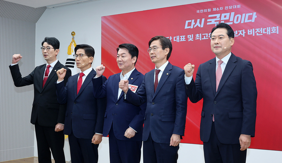 3일 오후 영등포구 국민의힘 중앙당사에서 제6차 전당대회 당 대표 후보자 비전대회가 열렸다. 왼쪽부터 주진우, 김문수, 조경태, 안철수, 장동혁후보가 단체촬영을 하고 있다. 김성룡 기자