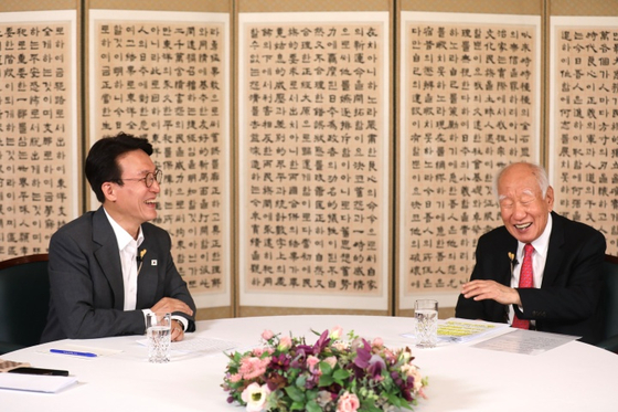김민석 국무총리(왼쪽)가 지난달 31일 서울 국무총리공관에서 신동식 한국해사기술 회장과 대화를 나누고 있다. 사진 총리실