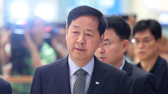 미국과의 무역협상을 마친 구윤철 경제부총리 겸 기획재정부 장관이 1일 인천국제공항 제2여객터미널을 통해 귀국하고 있다. 연합뉴스