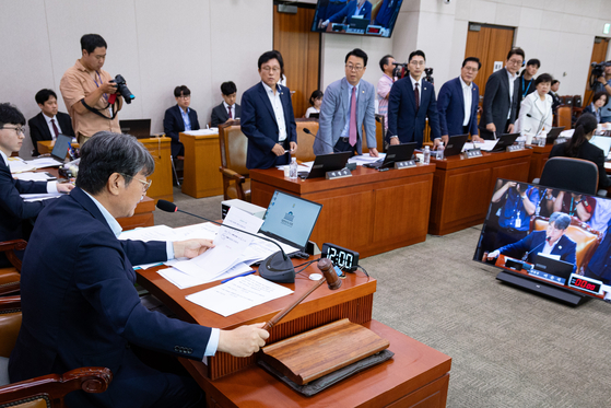 1일 서울 여의도 국회에서 열린 제427회 국회(임시회) 법제사법위원회 제5차 전체회의에서 방송법 등이 거수표결로 통과되자 국민의힘 의원들이 토론 종결에 대해 항의하고 있다. 뉴스1