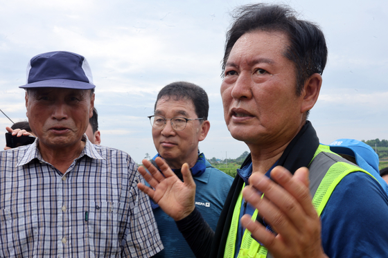 정청래 신임 더불어민주당 대표가 3일 오전 전남 나주시 노안면 오이농가를 찾아 수해 복구 작업을 마친뒤 이야기하고 있다. [연합뉴스]