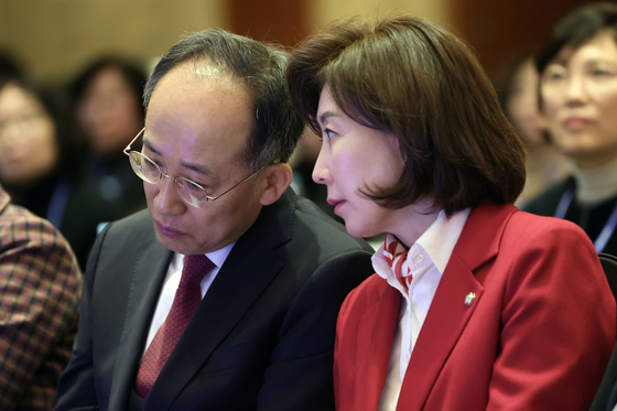 국민의힘 추경호(왼쪽), 나경원 의원이 지난 2월 26일 오전 서울 중구 롯데호텔에서 열린 '제94회 정기 대의원 총회'에서 대화를 나누고 있다. 뉴스1