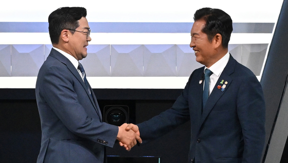 박찬대(왼쪽)·정청래 더불어민주당 대표 후보가 지난달 27일 오후 서울 여의도 KBS에서 열린 TV토론회 시작 전 악수를 나누고 있다. 뉴스1