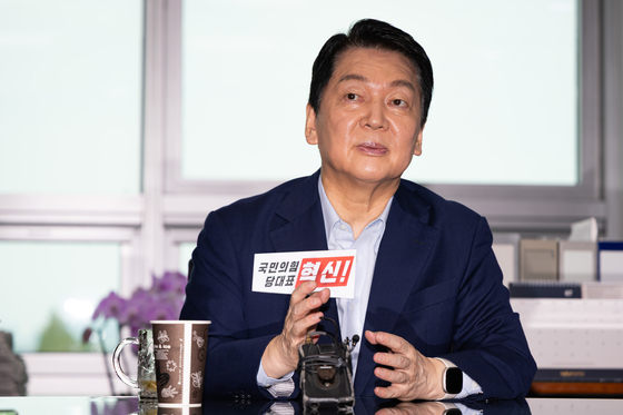 국민의힘 당대표 출마를 선언한 안철수 의원이 지난달 31일 서울 여의도 국회 의원회관에서 열린 청년 기업인 커피챗에서 발언하고 있다. [뉴스1]