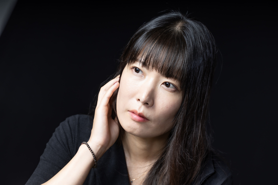 시인은 "언젠가 백지로 가득한 시집을 내고, 이게 시집이라고 우기고 싶다"고 말했다. "(지금은) 침묵에 가까운 언어가 곧 시라고 생각하는 것 같아요" 권혁재 기자