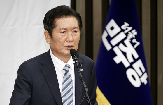 정청래 더불어민주당 대표가 4일 국회에서 열린 의원총회에 참석해 발언하고 있다. 김성룡 기자
