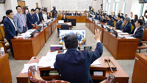 지난 1일 서울 여의도 국회에서 열린 제427회 국회(임시회) 법제사법위원회 제5차 전체회의에서 방송법 등이 거수표결로 통과되고 있다. 뉴스1