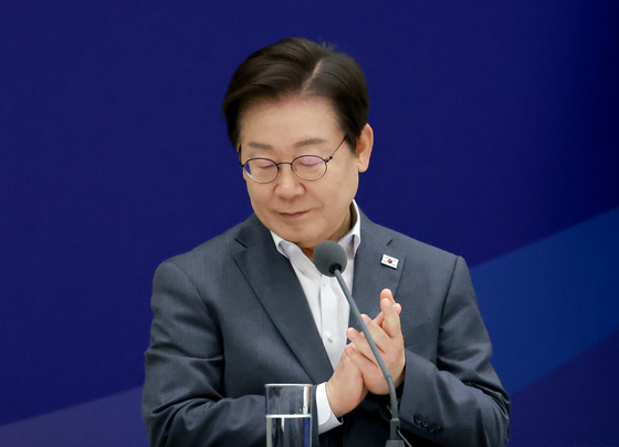 이재명 대통령이 1일 서울 용산 대통령실 청사에서 열린 전국 시도지사 간담회에서 대한민국시도지사협의회장인 유정복 인천광역시장의 발언 뒤 박수치고 있다. 대통령실사진기자단