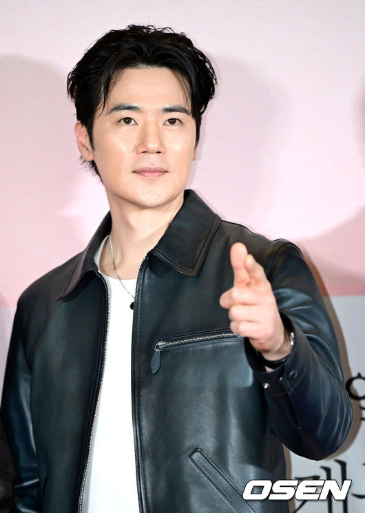 [OSEN=최규한 기자] 24일 오후 서울 용산 CGV에서 영화 ‘파과’(감독 민규동) VIP시사회가 열렸다.영화 ‘파과'는바퀴벌레 같은 인간들을 처리하는 조직에서 40여 년간 활동한 레전드 킬러 ‘조각(이혜영)’과 평생 그를 쫓은 미스터리한 킬러 ‘투우(김성철)’의 강렬한 대결을 그린 액션 드라마다.배우 김강우가 VIP시사회에 참석해 포토타임을 하고 있다. 2025.04.24 / dreamer@osen.co.kr
