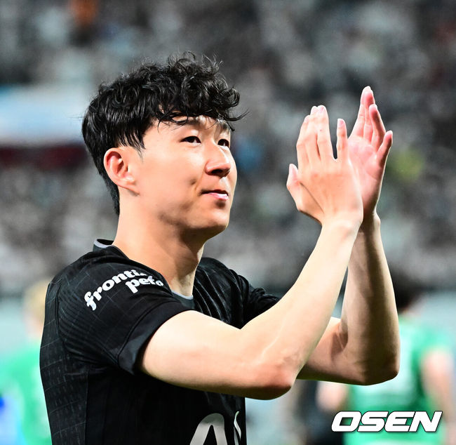 [OSEN=지형준 기자] 손흥민(33, 토트넘)의 토트넘 홋스퍼 커리어가 막을 내렸다. 선발로 출전해 약 65분을 소화한 그는 뜨거운 반응을 이끌어내며 교체아웃됐다. 토트넘은 뉴캐슬 유나이티드를 상대로 무승부를 만들어냈다.토트넘 홋스퍼는3일 오후 8시 서울월드컵경기장에서 열린 쿠팡플레이 시리즈 20252경기 뉴캐슬 유나이티드와 프리시즌 친선경기를 치러 1-1 무승부를 거뒀다.토트넘 손흥민이 팬들에게 인사를 하고 있다. 2025.08.03 / jpnews@osen.co.kr