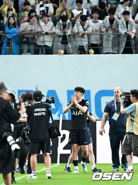 [OSEN=서울월드컵경기장, 이대선 기자] 3일 오후 서울월드컵경기장에서 쿠팡플레이 시리즈 20252경기, 토트넘 홋스퍼 FC와 뉴캐슬 유나이티드 FC의 프리시즌 친선경기가 열렸다.토트넘 손흥민의 고별전이자 양민혁과 뉴캐슬 박승수의 맞대결로 주목받는 이번 경기는 단순한 프리시즌 친선경기가 아닌, 전설의 마지막, 신예의 등장 교차점이라는 특별한 의미가 더해진다.경기 종료 후 토트넘 홋스퍼 손흥민이 관중석을 향해 인사를 하고 있다. 2025.08.03 /sunday@osen.co.kr