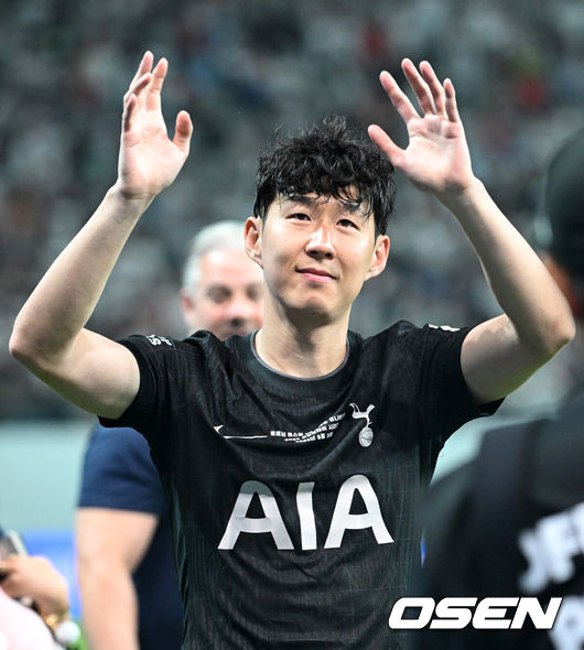 [OSEN=서울월드컵경기장, 이대선 기자] 3일 오후 서울월드컵경기장에서 쿠팡플레이 시리즈 20252경기, 토트넘 홋스퍼 FC와 뉴캐슬 유나이티드 FC의 프리시즌 친선경기가 열렸다.토트넘 손흥민의 고별전이자 양민혁과 뉴캐슬 박승수의 맞대결로 주목받는 이번 경기는 단순한 프리시즌 친선경기가 아닌, 전설의 마지막, 신예의 등장 교차점이라는 특별한 의미가 더해진다.경기 종료 후 토트넘 홋스퍼 손흥민이 관중석을 향해 인사를 하고 있다. 2025.08.03 /sunday@osen.co.kr