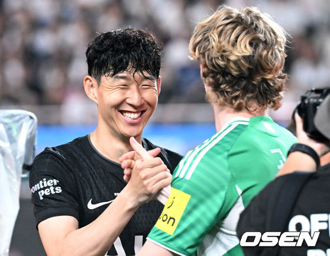 [OSEN=서울월드컵경기장, 이대선 기자] 3일 오후 서울월드컵경기장에서 쿠팡플레이 시리즈 20252경기, 토트넘 홋스퍼 FC와 뉴캐슬 유나이티드 FC의 프리시즌 친선경기가 열렸다.토트넘 손흥민의 고별전이자 양민혁과 뉴캐슬 박승수의 맞대결로 주목받는 이번 경기는 단순한 프리시즌 친선경기가 아닌, 전설의 마지막, 신예의 등장 교차점이라는 특별한 의미가 더해진다.경기에 앞서 토트넘 홋스퍼 손흥민이 뉴캐슬 유나이티드 앤서니 고든과 인사를 하고 있다. 2025.08.03 /sunday@osen.co.kr