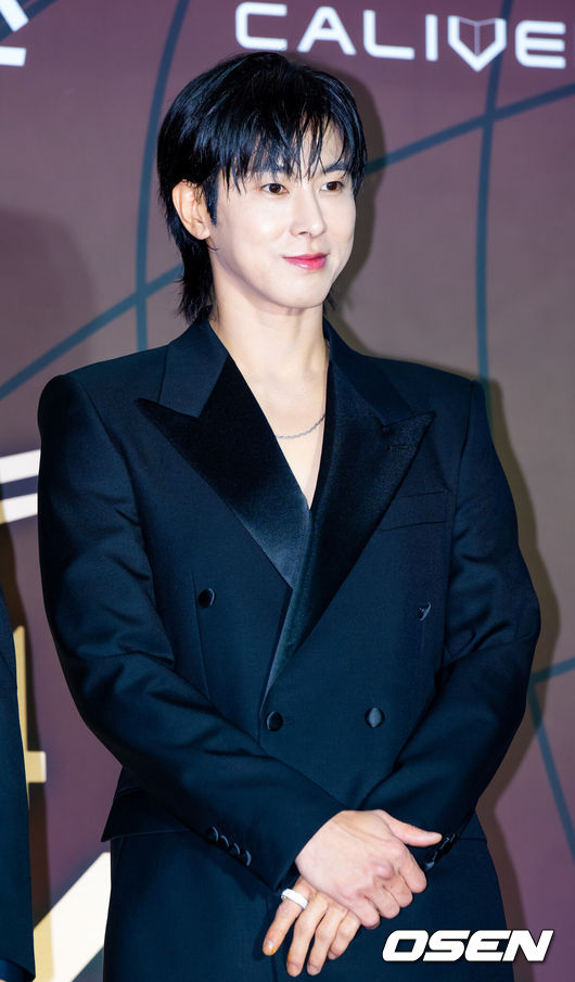 [OSEN=인천, 민경훈 기자] 16일 오후 인천 영종도의 한 리조트 공연장 미팅룸에서 '제1회 코리아 그랜드 뮤직 어워즈(KGMA)' 1일차 레드카펫 포토월 행사가 진행됐다.16일과 17일 양일간 열리는 '2024 KGMA'는 새로운 K팝 축제를 표방하는 시상식으로 배우 남지현과 뉴진스 하니, 에스파 윈터가 이틀에 걸쳐 MC로 호흡을 맞춘다.동방신기 유노윤호가 입장하며 포즈를 취하고 있다. 2024.11.16 / rumi@osen.co.kr