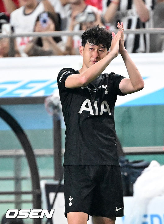 [OSEN=서울월드컵경기장, 이대선 기자] 3일 오후 서울월드컵경기장에서 쿠팡플레이 시리즈 20252경기, 토트넘 홋스퍼 FC와 뉴캐슬 유나이티드 FC의 프리시즌 친선경기가 열렸다.토트넘 손흥민의 고별전이자 양민혁과 뉴캐슬 박승수의 맞대결로 주목받는 이번 경기는 단순한 프리시즌 친선경기가 아닌, 전설의 마지막, 신예의 등장 교차점이라는 특별한 의미가 더해진다.후반 토트넘 홋스퍼 손흥민이 교체되며 관중석을 향해 인사를 하고 있다. 2025.08.03 /sunday@osen.co.kr