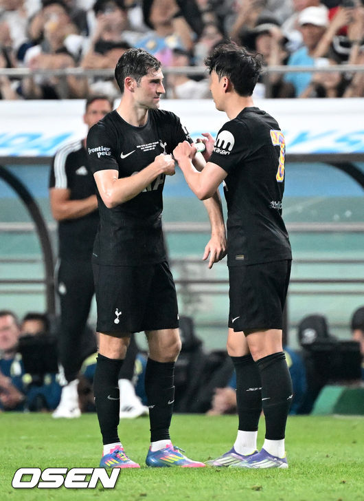 [OSEN=서울월드컵경기장, 이대선 기자] 3일 오후 서울월드컵경기장에서 쿠팡플레이 시리즈 20252경기, 토트넘 홋스퍼 FC와 뉴캐슬 유나이티드 FC의 프리시즌 친선경기가 열렸다.토트넘 손흥민의 고별전이자 양민혁과 뉴캐슬 박승수의 맞대결로 주목받는 이번 경기는 단순한 프리시즌 친선경기가 아닌, 전설의 마지막, 신예의 등장 교차점이라는 특별한 의미가 더해진다.후반 토트넘 홋스퍼 손흥민이 교체되며 벤 데이비스에게 주장 완장을 건네고 있다. 2025.08.03 /sunday@osen.co.kr