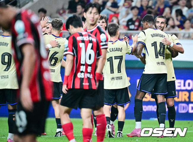 [OSEN=서울월드컵경기장, 박준형 기자] 완패다. 그만큼 라리가 챔피언 FC 바르셀로나가 진지하게 경기에 나서 한국 팬들을 감동시켰다.바르셀로나는31일 오후 8시 서울월드컵경기장에서 K리그1 FC서울과 맞대결서 7-3으로 완승응 거뒀다. 이날 바르셀로나는 주전으로 나선 전반에 3골, 로테이션을 가동한후반에 4골을 넣으면서 남다른 화력을 뽐내면서 한국 팬들에게 강한 인상을 남겼다.후반 페란 토레스가 추가골을 넣고 기뻐하고 있다.    2025.07.31 / soul1014@osen.co.kr
