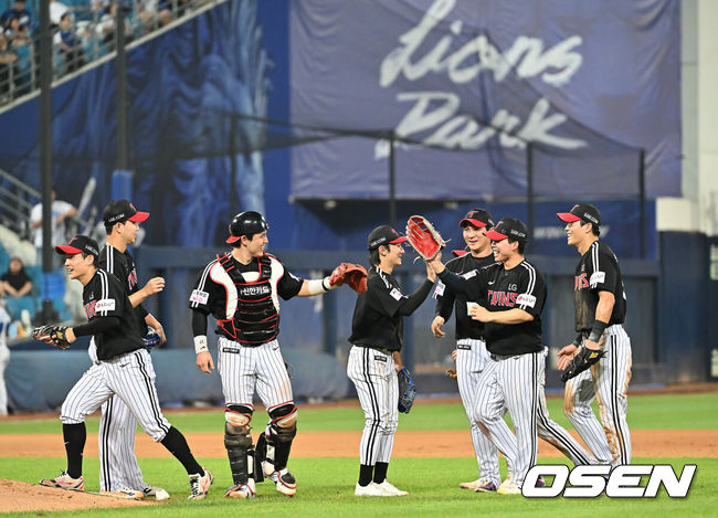 [OSEN=대구, 이석우 기자] 2일 대구삼성라이온즈파크에서 2025 신한 SOL 뱅크 KBO 리그 삼성 라이온즈와 LG 트윈스의 경기가 열렸다. 홈팀 삼성은 원태인이, 방문팀 LG는 에르난데스가 선발 출전했다. LG 트윈스 오지환과 선수들이 삼성 라이온즈에 3-2로 승리한 후 기쁨을 나누고 있다. 2025.08.02 / foto0307@osen.co.kr