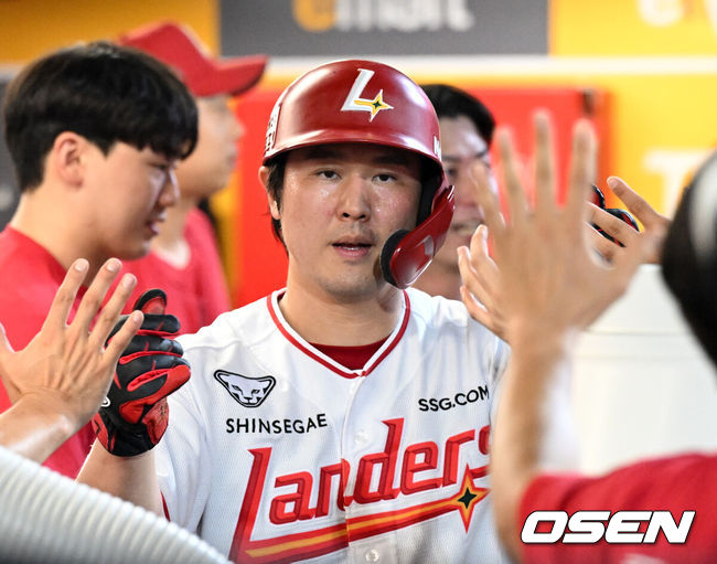 [OSEN=인천, 이대선 기자] 30일 오후 인천 SSG랜더스필드에서 2025 신한 SOL Bank KBO리그 SSG 랜더스와 키움 히어로즈의 경기가 열렸다.SSG는 문승원, 키움은 정현우를 선발 투수로 내세웠다.5회말 1사1,2루에서 SSG 김성욱의 중전 적시타 때 홈을 밟은 2루주자 최정이 더그아웃에서 환호하고 있다. 2025.07.30 /sunday@osen.co.kr