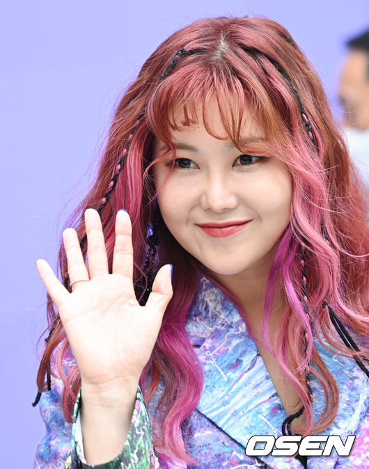 [OSEN=조은정 기자] 14일 오후 서울 동대문 디자인플라자(DDP)에서 2023 S/S 서울패션위크 ‘티백(tibaeg)’포토월 행사가 열렸다.가수 솔비가 행사에 참석해 포즈를 취하고 있다. 2022.10.14 /cej@osen.co.kr