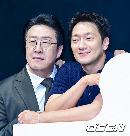 [OSEN=지형준 기자] 14일 오전 서울 종로구 JW 메리어트 동대문 스퀘어에서 디즈니+ 오리지널 시리즈 '나인 퍼즐' 제작발표회가 열렸다.윤종빈 감독의 신작 '나인 퍼즐’은 10년 전,미결 사건의 유일한 목격자이자 현직 프로파일러인‘이나’(김다미)와그를 끝까지 용의자로 의심하는 강력팀 형사‘한샘’(손석구)이 의문의 퍼즐조각과 함께 다시 시작된 연쇄살인 사건의 비밀을 파헤치는 추리 스릴러다.배우 현봉식, 손석구가 포토타임을 하고 있다. 2025.05.14 /jpnews@osen.co.kr
