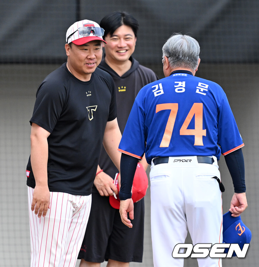 김경문 감독이 이범호 KIA 감독과 담소를 나누고 있다./OSEN DB