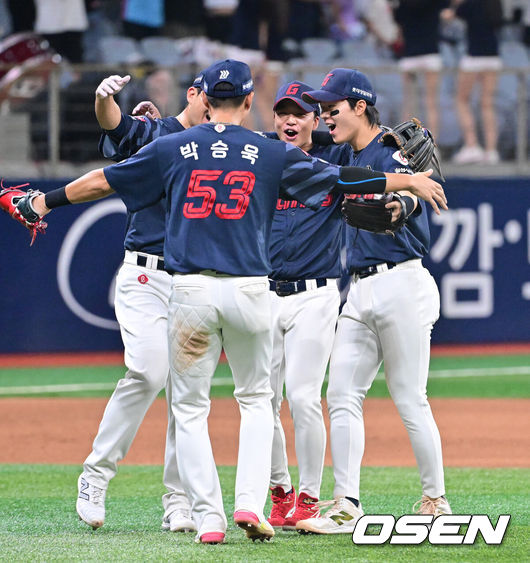 [OSEN=고척, 박준형 기자] 프로야구 롯데 자이언츠가 짜릿한 역전승으로 주말 3연전 1승 1패 균형을 맞췄다. 키움 히어로즈 김윤하는 16연패 탈출까지 아웃카운트 하나만 남겨뒀지만 팀이 충격적인 역전패를 당하고 말았다.롯데는 2일 서울 고척스카이돔에서 열린 ‘2025 신한은행 SOL Bank KBO리그’ 키움과의 경기에서 3-2 역전승을 거뒀다. 이날 승리로 주말 3연전 1승 1패 균형을 맞추는데 성공했다.경기종료 후 롯데 선수들이 승리의 기쁨을 나누고 있다. 2025.08.02 / soul1014@osen.co.kr