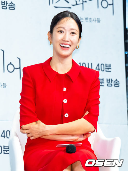 [OSEN=박준형 기자] 31일 오후 서울 신도림 더링크호텔에서 JTBC 새 토일드라마 ‘에스콰이어: 변호사를 꿈꾸는 변호사들’(극본 박미현 연출 김재홍) 제작발표회가 진행됐다. 정의롭고 당차지만 사회생활에 서툰 법무법인 율림의 신입 변호사 강효민(정채연 분)이 왜인지 온 세상에 냉기를 뿜어대지만 실력만큼은 최고인 파트너 변호사 윤석훈(이진욱 분)을 통해 완전한 변호사로 성장해 나가는 오피스 성장물로 오는 8월 2일 첫방송된다.배우 전혜빈이 미소 짓고 있다.    2025.07.31 / soul1014@osen.co.kr